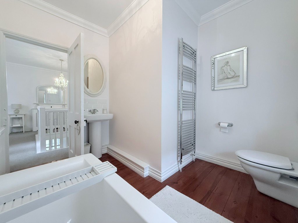 Lot: 159 - THREE-BEDROOM COTTAGE CLOSE TO TOWN CENTRE AND SEAFRONT - The bathroom